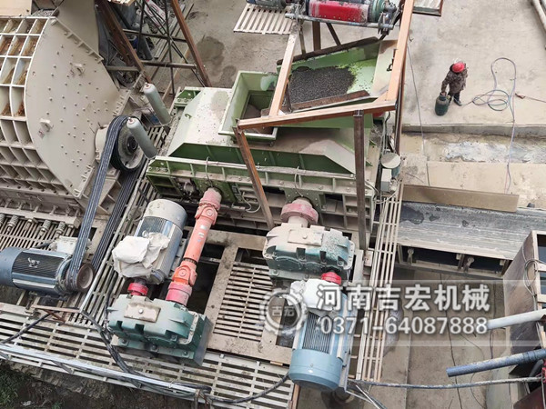制砂設(shè)備用啥好-用吉宏液壓對(duì)輥破碎機(jī)啊！