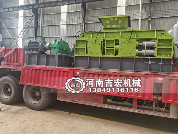 雙齒輥破碎機(jī)針對(duì)于脆性物料破碎,出顆粒狀,齒牙可根據(jù)出料大小來(lái)定制！