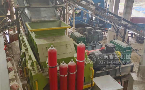 破碎輝綠巖總走彎路？對(duì)輥機(jī)用實(shí)力告訴你：選對(duì)設(shè)備多重要！